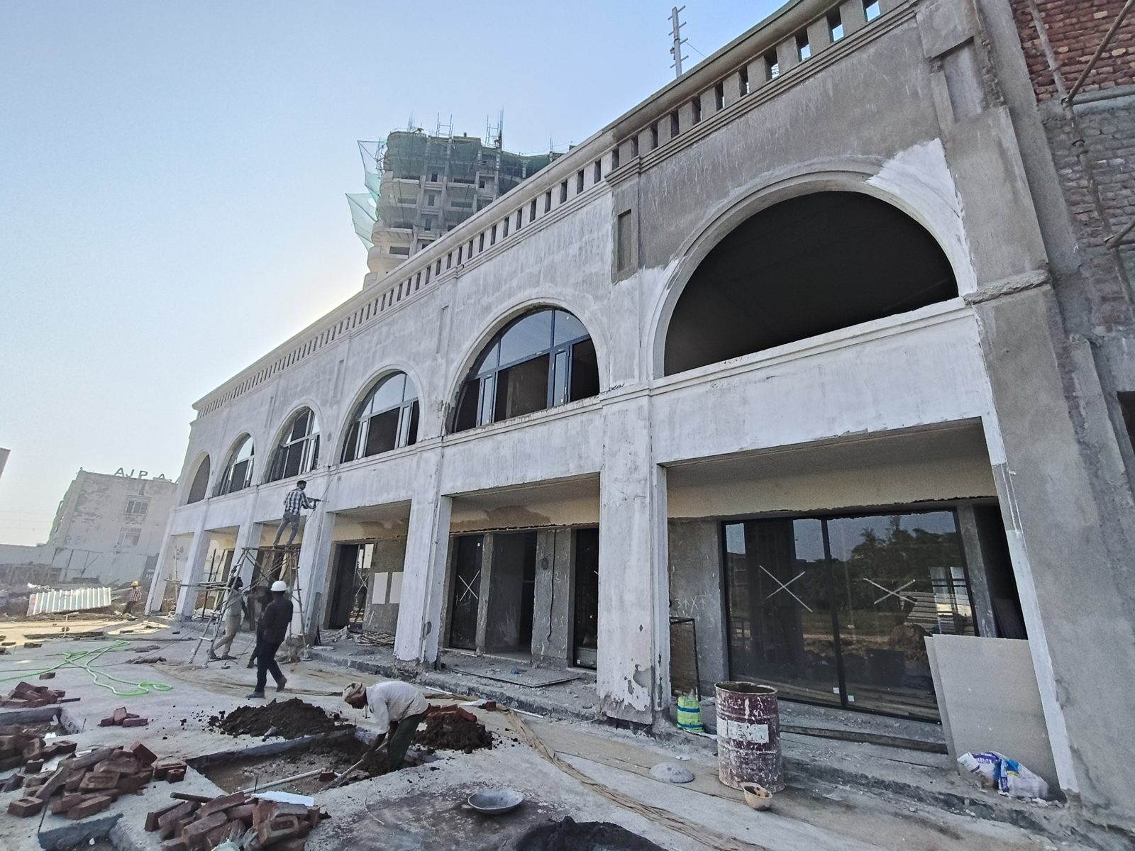 Commercial block beside the PR-6 entrance, October 2026