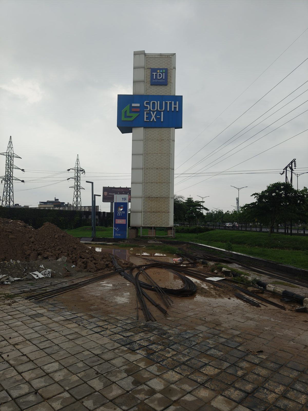 The South Ex-I entrance pylon on PR-7