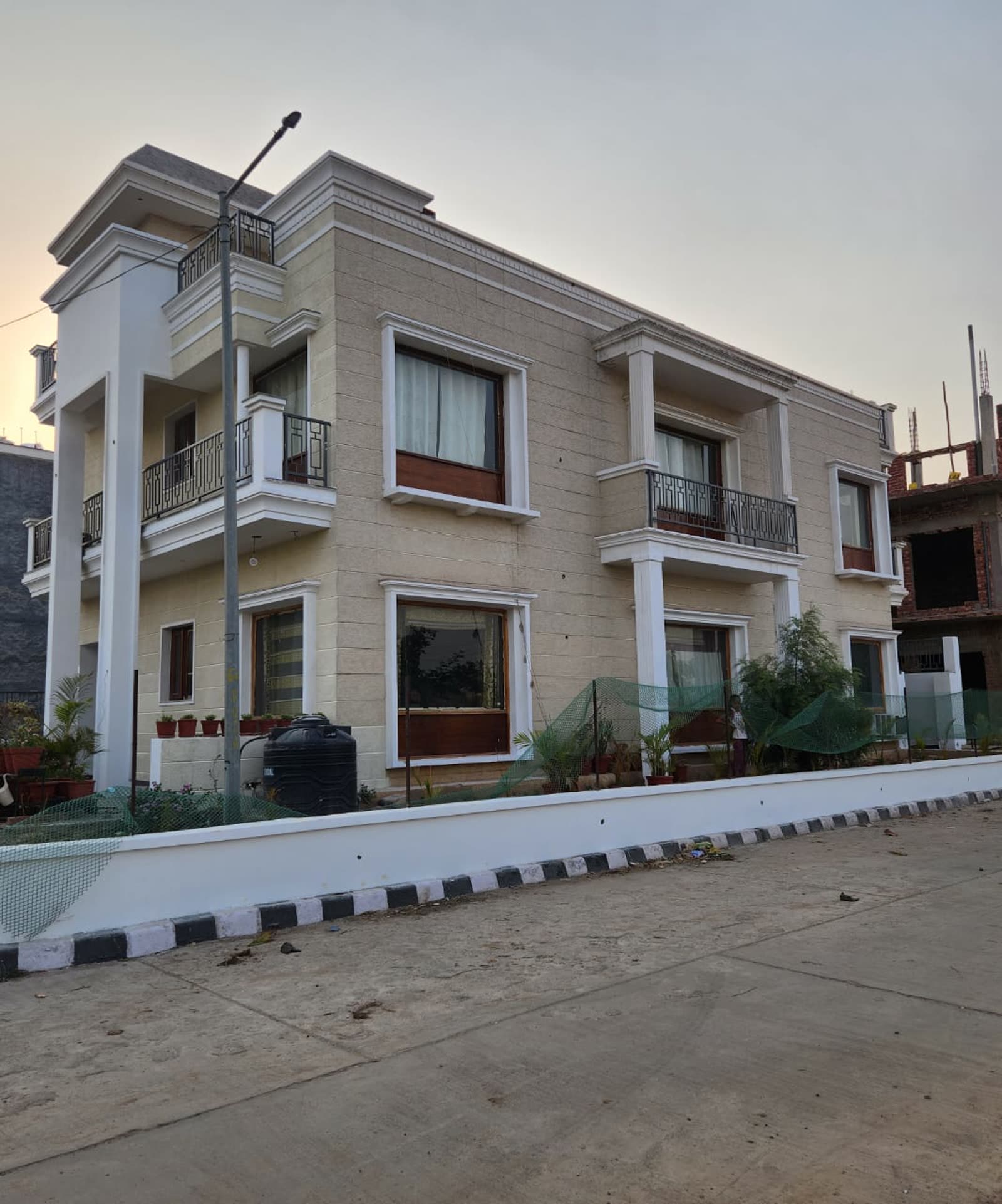 A finished internal road in TDI City, Mohali, with built kothis either side