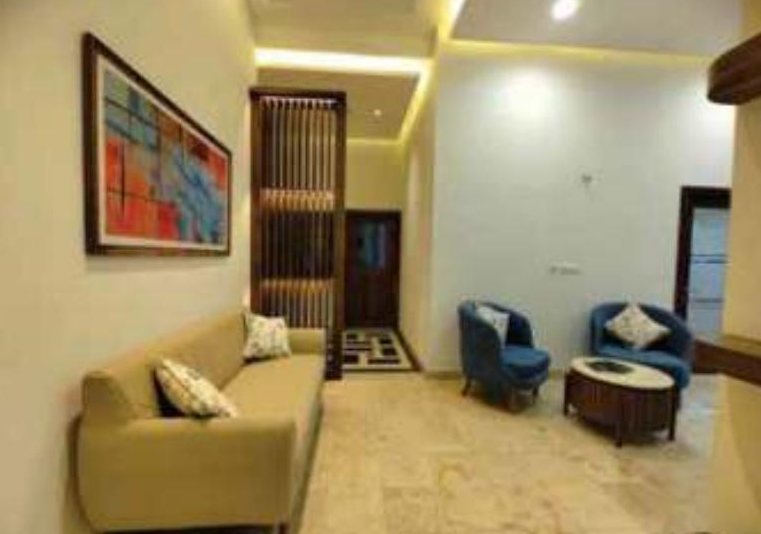 Living area with sofa and armchairs, Torre Alta Mohali
